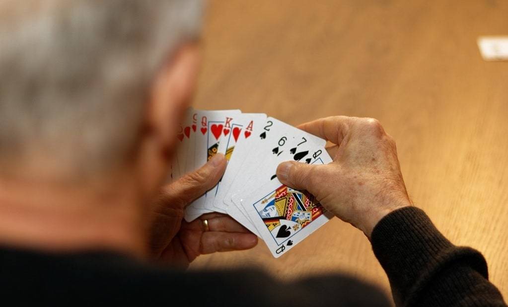 Qui distribue à la Belote ?